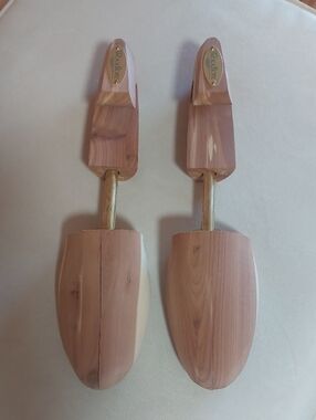 Wooden Shoe Trees for Men - Cedar Shoe Stretchers (Natural Wood)